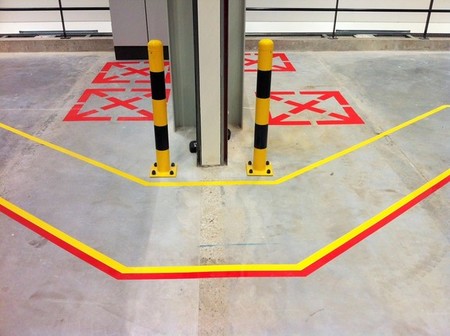 Trennen Sie immer Fußgänger- und Gabelstaplerverkehr Trennen Sie immer Fußgänger- und Gabelstaplerverkehr